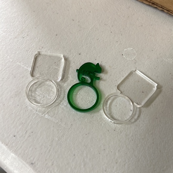 Laser cut acrylic gecko in a terrarium jar ring set - Picture 3 of 3